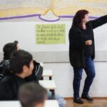 Cum putem ține copiii din comunitățile vulnerabile la școală. Sentimentul că „cineva mă vede”, cel mai important