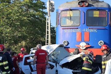 Două persoane au murit după ce un tren de călători a lovit un autoturism la o trecere la nivel cu calea ferată din Oradea