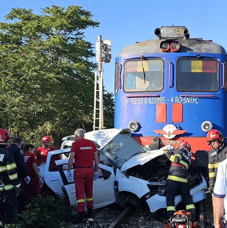 Două persoane au murit după ce un tren de călători a lovit un autoturism la o trecere la nivel cu calea ferată din Oradea