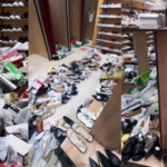 Magazin distrus la inaugurare de clienții care s-au bătut pe oferte. Numeroase produse au fost furate