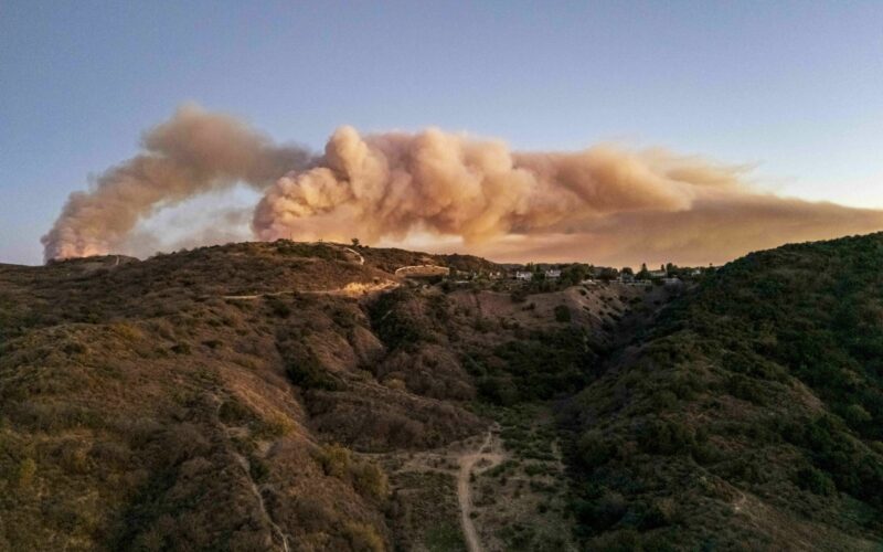 Peste 17.000 de persoane au fost evacuate din California în urma incendiilor de vegetație