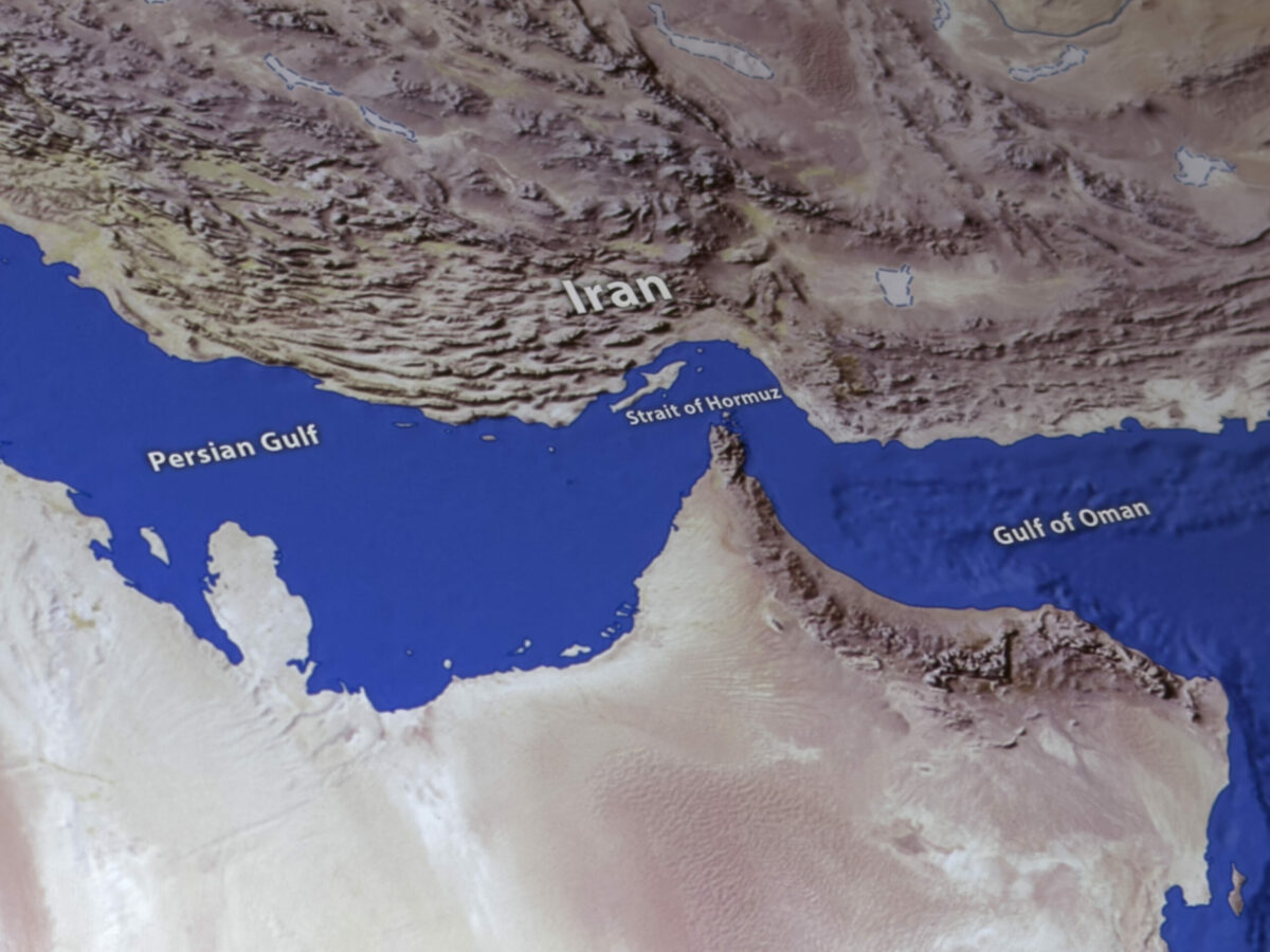 Iranul amenință cu riposte dacă forțele americane încearcă să se apropie de Strâmtoarea Ormuz