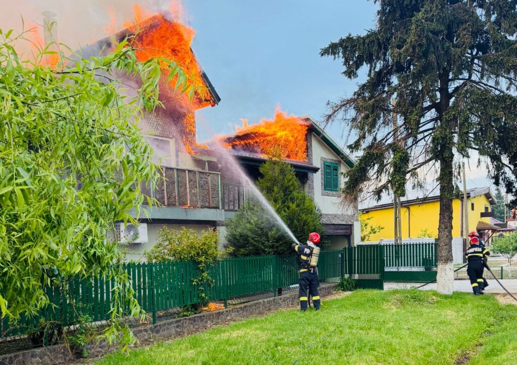 Incendiu puternic la o locuință din Băneasa. Pompierii au intervenit cu mai multe autospeciale