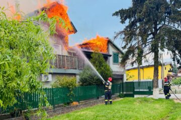 Incendiu puternic la o locuință din Băneasa. Pompierii au intervenit cu mai multe autospeciale