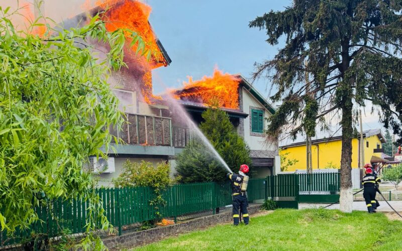 Incendiu puternic la o locuință din Băneasa. Pompierii au intervenit cu mai multe autospeciale