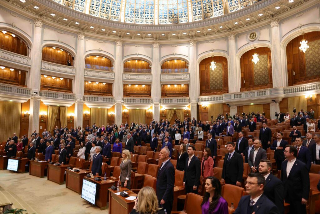 Cum arată matematica parlamentară pentru votarea noului executiv. Analist: „Mă aştept să nu existe probleme atât de mari în a trece Guvernul Tomac”