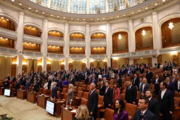 Cum arată matematica parlamentară pentru votarea noului executiv. Analist: „Mă aştept să nu existe probleme atât de mari în a trece Guvernul Tomac”