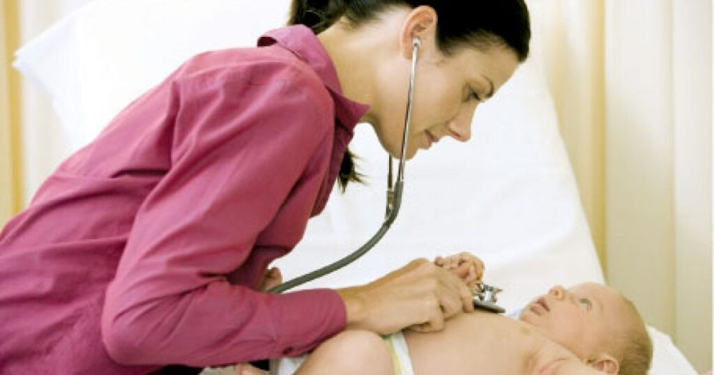 O nouă teorie conspiraționistă câștigă teren în România. Cum își pun unii părinți nou-născuții în pericol refuzând injecția cu vitamina K