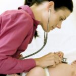 O nouă teorie conspiraționistă câștigă teren în România. Cum își pun unii părinți nou-născuții în pericol refuzând injecția cu vitamina K