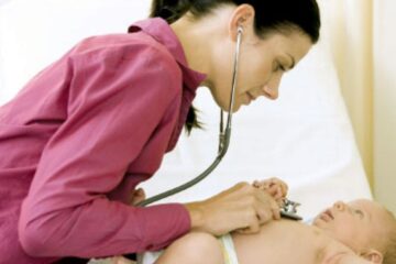 O nouă teorie conspiraționistă câștigă teren în România. Cum își pun unii părinți nou-născuții în pericol refuzând injecția cu vitamina K