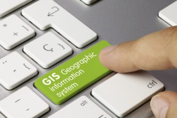 Elevii de liceu vor studia din toamnă o nouă materie opțională care îmbină geografia și tehnologia informației