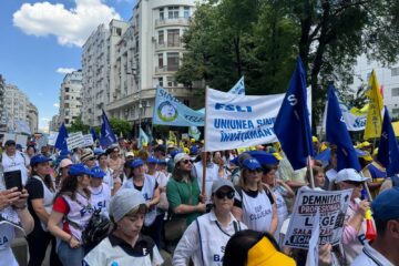 Mobilizare uriașă în învățământ: 160.000 de profesori cer anularea austerității, dar se lovesc de o barieră constituțională. Ce riscă proiectul