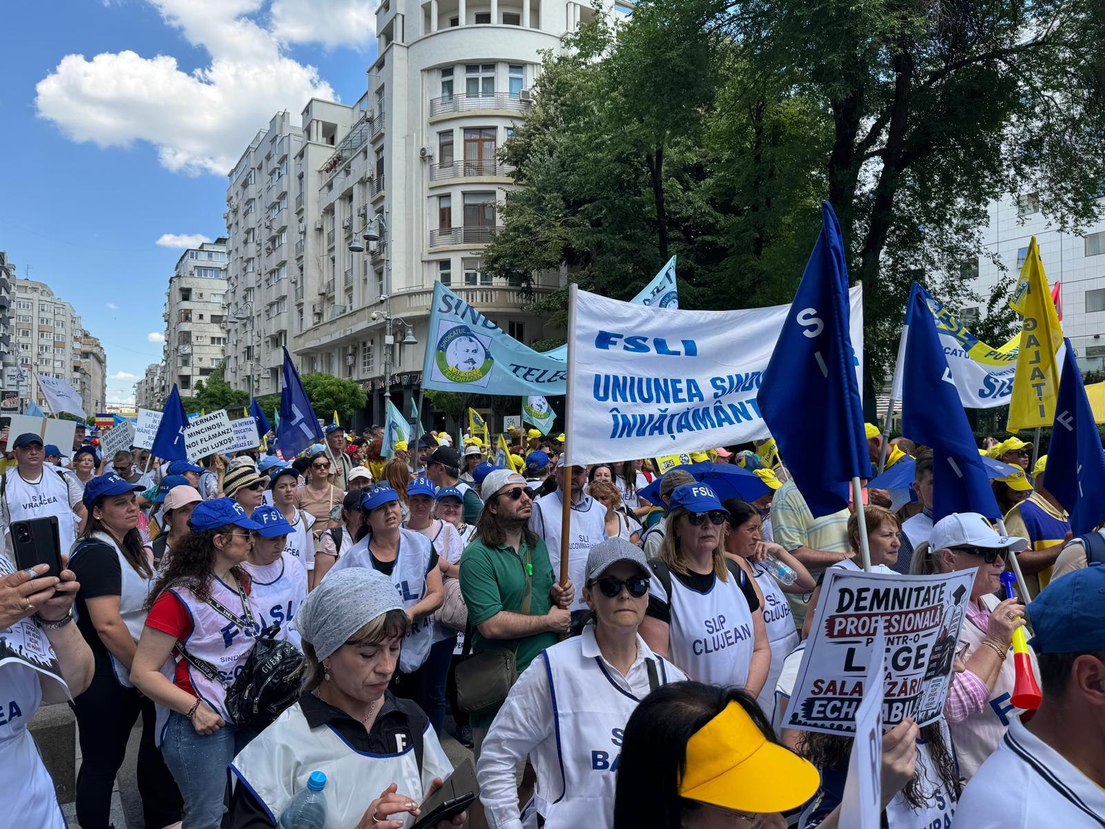 Mobilizare uriașă în învățământ: 160.000 de profesori cer anularea austerității, dar se lovesc de o barieră constituțională. Ce riscă proiectul