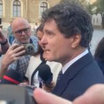 Nicușor Dan, baie de mulțime la Cluj: a stat aproape o oră să facă poze și să vorbească cu oamenii