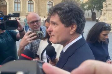 Nicușor Dan, baie de mulțime la Cluj: a stat aproape o oră să facă poze și să vorbească cu oamenii