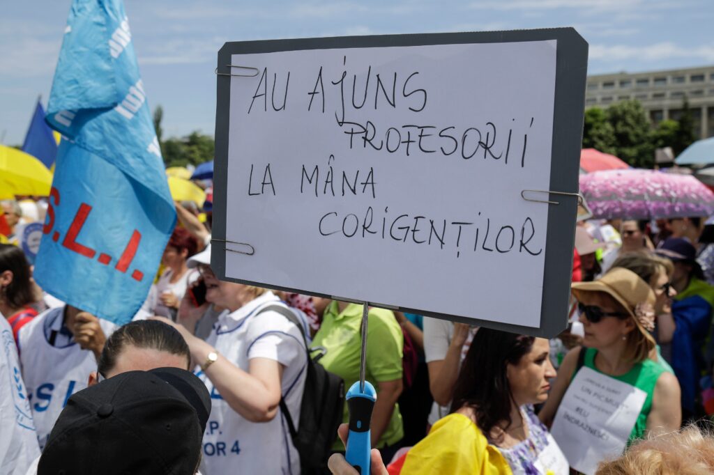 Sindicaliștii din educație protestează la Parlament pentru modificarea legilor Educației. Peste 160.000 de semnături vor fi depuse