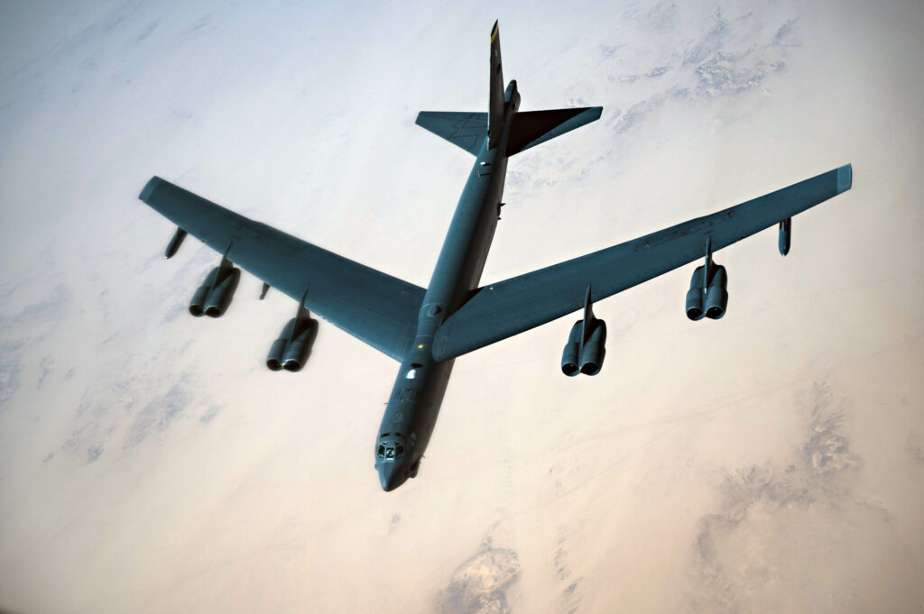 Un bombardier B-52 s-a prăbușit după decolare de la o bază militară americană din California