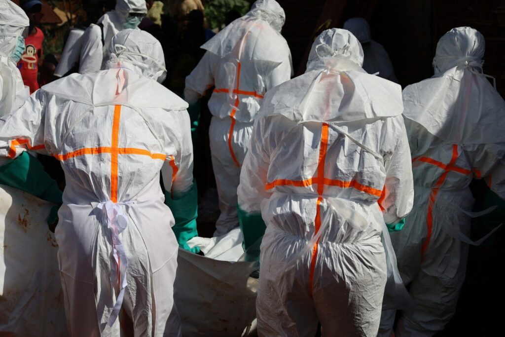 Ebola se extinde. Medicii se lovesc de neîncrederea oamenilor în existența virusului