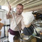 Ce este și unde se găsește înghețata care nu se topește. Vânzătorii fac un adevărat spectacol într-un oraș vizitat de mii de români