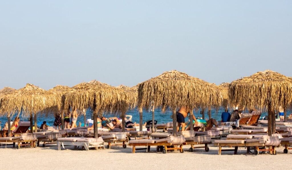 Canicula a generat un număr record de turiști pe litoralul românesc. Peste 90.000 de oameni au fost la mare în acest weekend