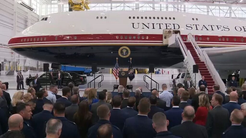 „Cel mai luxos avion din lume”. Trump a prezentat noul Air Force One, un Boeing 747, primit cadou de la Qatar