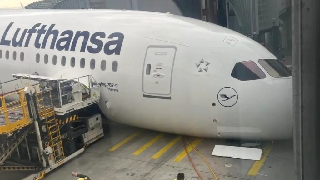 Un Boeing 787 s-a prăbușit în timp ce stătea pe loc