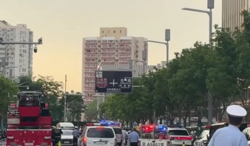 Momentul în care un avion cât o mașină s-a izbit de cel mai înalt zgârie-nori din Beijing
