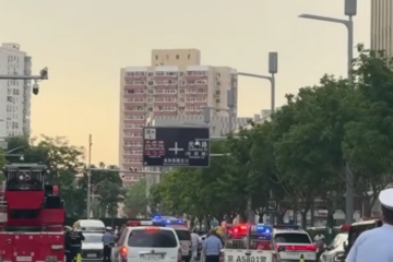 Momentul în care un avion cât o mașină s-a izbit de cel mai înalt zgârie-nori din Beijing
