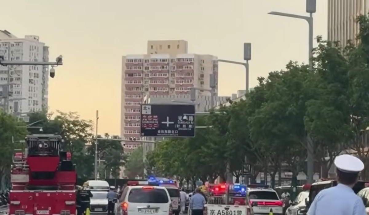 Momentul în care un avion cât o mașină s-a izbit de cel mai înalt zgârie-nori din Beijing