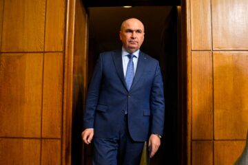 Bolojan: Investiții în autostrăzi, spitale și școli depind de adoptarea urgentă a șase legi. Sunt 4,5 miliarde de euro din PNRR în joc