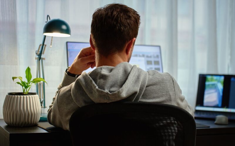 Aproape 2.300 de elevi și studenți vor primi câte 200 de euro pentru calculatoare. Lista beneficiarilor a fost publicată în Monitorul Oficial