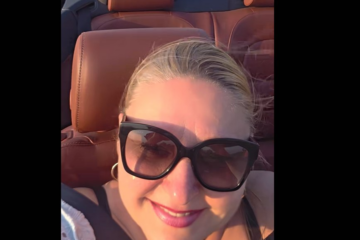 Șoșoacă, într-o decapotabilă și cu ochelari Gucci, pe drumurile din Dobrogea. Internaut: „Asta-i o mașină rusească, da?”