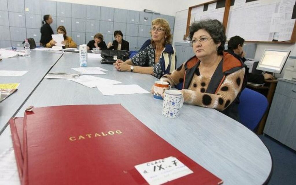 Cine predă, de fapt, în școlile din România? Adevăruri și mituri despre profesorii titulari și suplinitori
