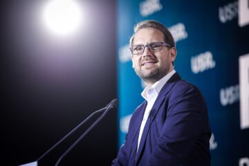 Fritz și-ar putea pierde mandatul de primar. Liderul USR acuză PSD și AUR că „și-au dat mâna” pentru a-l înlătura din funcție: „Va exista o sesizare CCR”