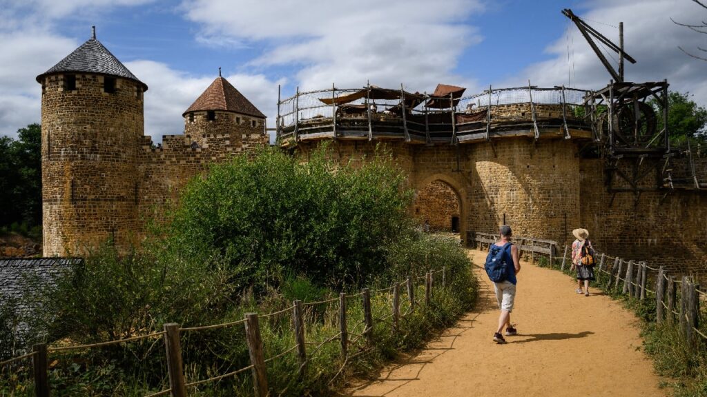 De 25 de ani, 60 de artizani construiesc un castel ca în 1.230 și încă nu au terminat, dar atrage peste 300.000 de vizitatori