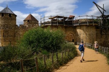 De 25 de ani, 60 de artizani construiesc un castel ca în 1.230 și încă nu au terminat, dar atrage peste 300.000 de vizitatori