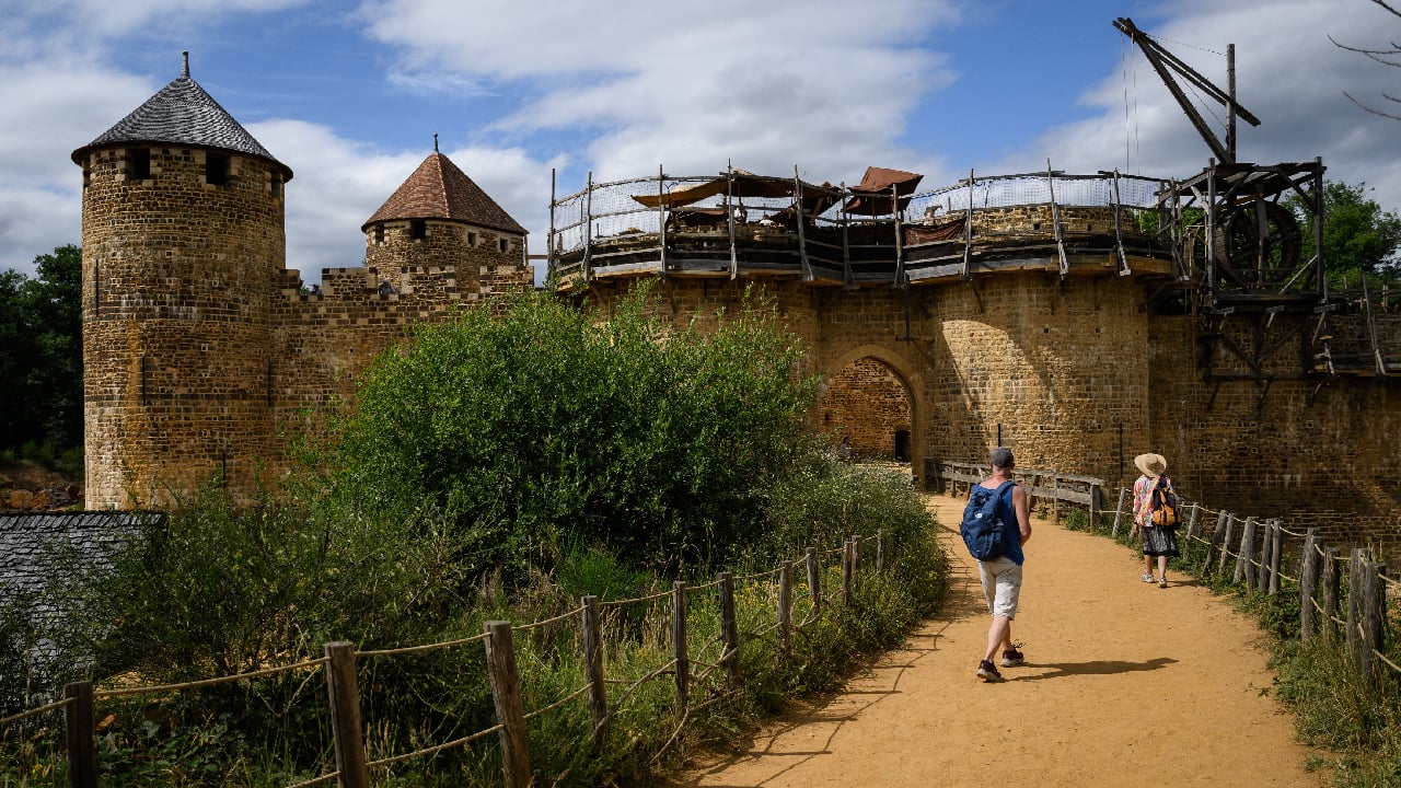 De 25 de ani, 60 de artizani construiesc un castel ca în 1.230 și încă nu au terminat, dar atrage peste 300.000 de vizitatori