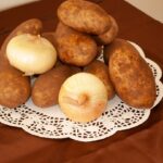 De ce să nu păstrezi cartofii lângă ceapă