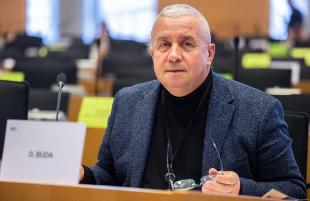 Luați o lecție de drept constituțional. Cu lămâie! Bolojan poate rămâne la Palatul Victoria până în 2028
