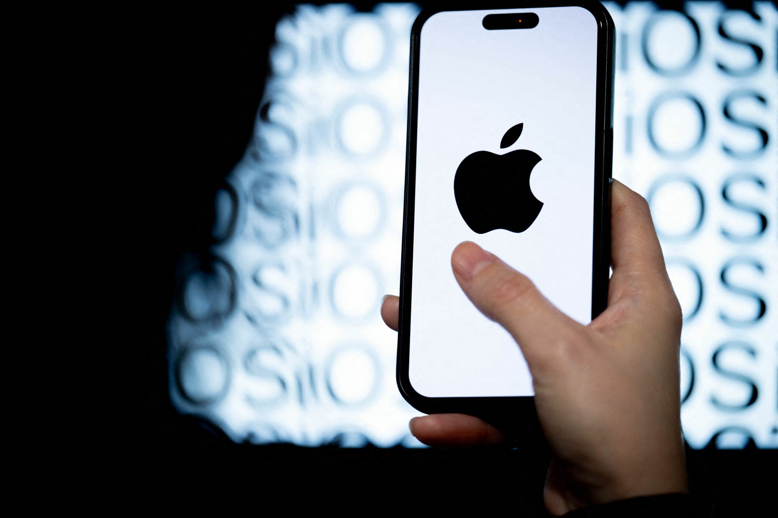 Apple acuză compania din spatele ChatGPT că i-a furat secretele pentru „ucigașul iPhone”