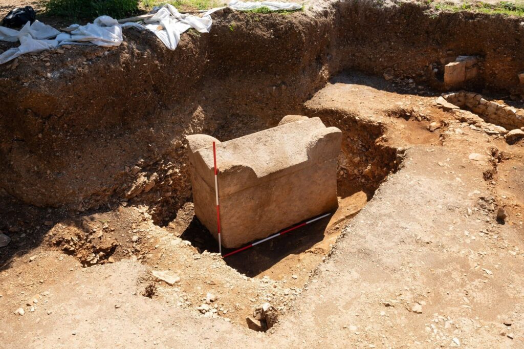 un sarcofag roman intact, găsit după 1500 de ani