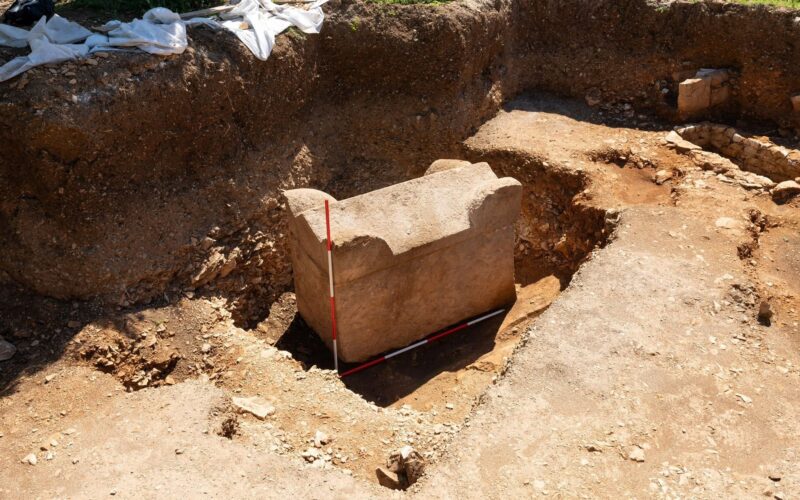 un sarcofag roman intact, găsit după 1500 de ani