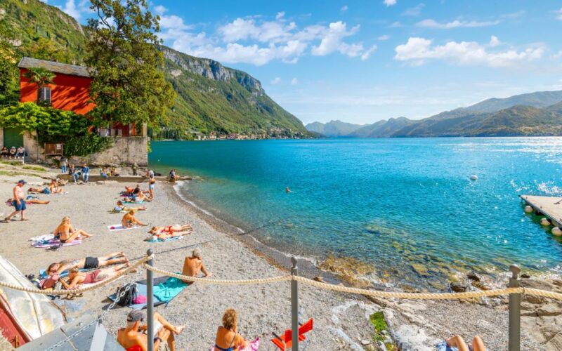 200 de euro amendă pentru turiștii care pleacă de la plajă în costum de baie în acest loc din Italia