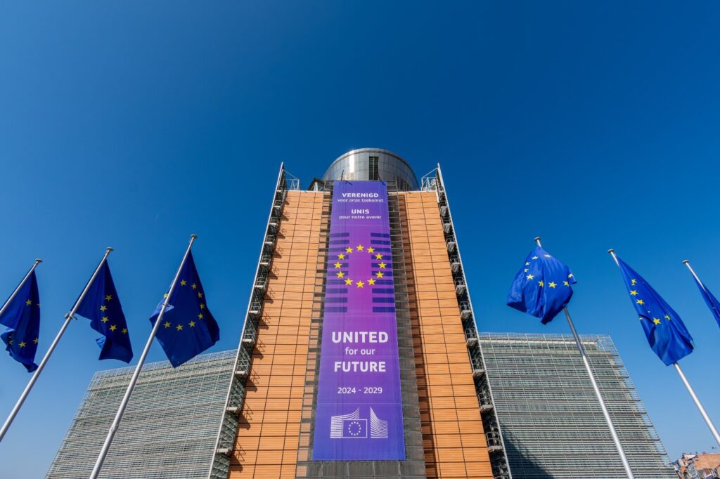 Avertisment de la Bruxelles: Comisia Europeană analizează modificările aduse la București legii decarbonizării