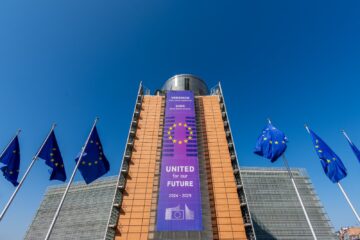 Avertisment de la Bruxelles: Comisia Europeană analizează modificările aduse la București legii decarbonizării