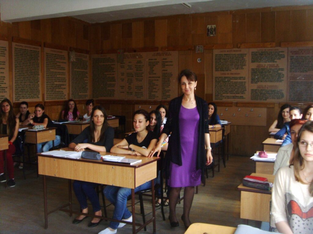 100 de profesori de liceu vor fi pregătiți să folosească inteligența artificială la clasă. Printre formatori, un expert de la Harvard