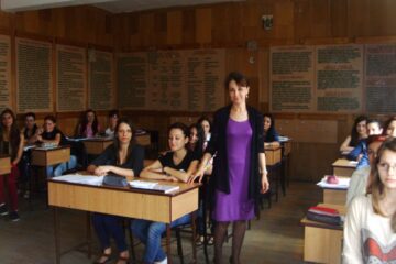 100 de profesori de liceu vor fi pregătiți să folosească inteligența artificială la clasă. Printre formatori, un expert de la Harvard