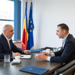 Dispută între Bolojan și Bogdan Ivan pe tema riscului de blackout. „Oamenii au primit deja înștiințările, ați testat apele!”