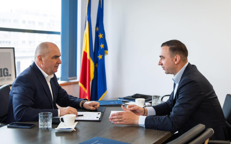 Dispută între Bolojan și Bogdan Ivan pe tema riscului de blackout. „Oamenii au primit deja înștiințările, ați testat apele!”