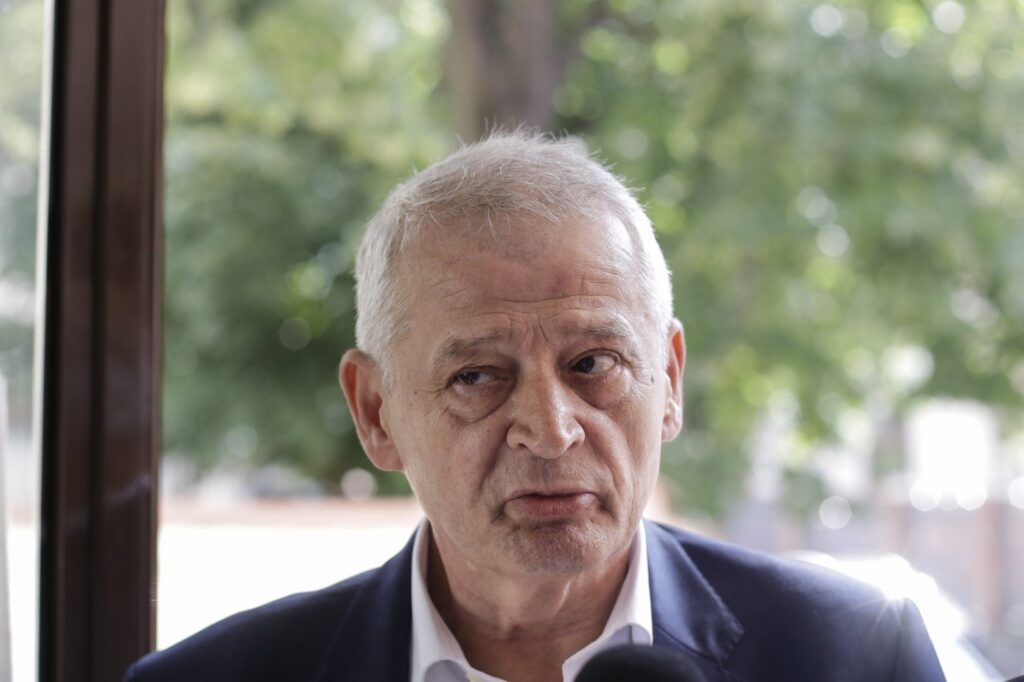 Sorin Oprescu, fotografiat pe o insulă din Grecia. Fostul edil este condamnat definitiv la aproape 10 ani de închisoare pentru corupție